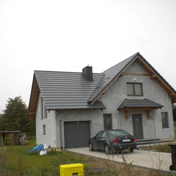 Szara glazurowana dachówka Creaton Turmalin na minimalistycznym dachu.